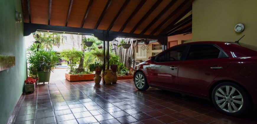 0103 CASA EN BARRIO SAJONIA, ZONA AVDA. CARLOS A. LÓPEZ