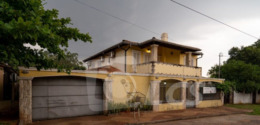 0247 CASA EN LAMBARÉ, BARRIO SAN ISIDRO